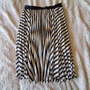 Black and White pleated skirt